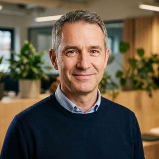 Image de profil de James Mitchell, présenté comme Directeur Général au sein de Digne Comptélure