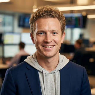 Photo de profil de Ryan Brooks, présenté en tant qu'Analyste principal en trading au sein de Digne Comptélure